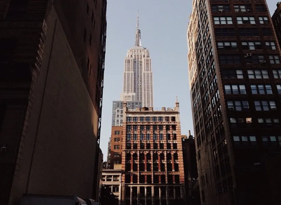 The Empire State Building between Manhattan towers